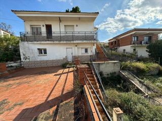 House  Calle remeis, dels (portell). Casa para reformar con jardín y piscina en venta en piera, barce