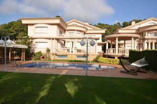 Chalet à Santa Susanna. Espectacular villa de lujo y exclusiva en venta en santa susana
