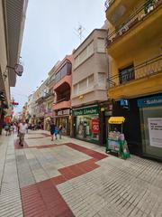 Locale commerciale in Calella. Local comercial en rentabilidad a la venta en plena calle iglesi