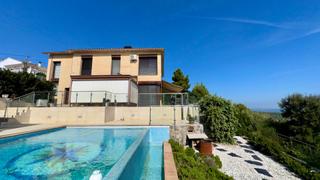 Chalet à Palafolls. Espectacular chalet con vistas panorámicas al mar, piscina infin