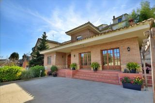 Haus  Carrer orquidea. Espectacular casa con gran potencial de 3 plantas, piscina y asc