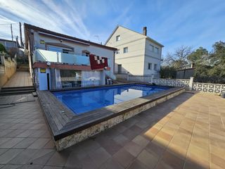 Casa en Els Avets-Can Serrafossà-Ximelis. Casa de 2 plantas con piscina y garaje en venta en barcelona