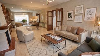Casa a Poblenou. Casa de 3 plantas con terraza y garaje a la venta en poble nou,