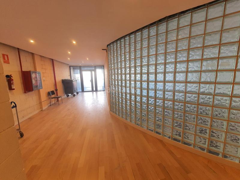 Foto 1e208ed1-bdec-4086-ae94-b45f4e5ba6f4. Nau industrial a Montigalà Badalona