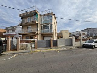 Edifici a Santa Perpètua de Mogoda. Edificio con 6 pisos en venta en santa perpetua de mogoda