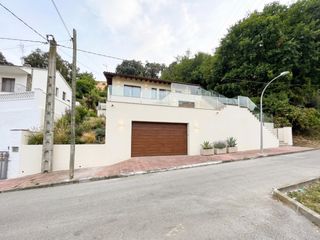 Chalet à Santa Maria de Palautordera. Chalet exclusivo con jardín y garaje a la venta en santa maria d