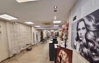 Business premise in Calella. Oportunidad única de negocio peluquería en venta en pleno centro