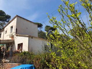 Maison à La Floresta. Casa en venta  para reformar con gran parcela en urbanización la