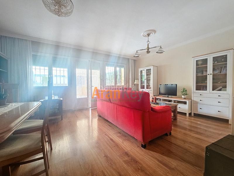 Foto b66d2daf-21dd-492e-8363-0e18bab9f858. Semi detached house with heating parking pool in Foso-Moreras Aranjuez