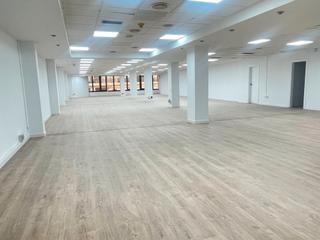 Lloguer Oficina  Carrer del comte d'urgell. Oficina de 355 m2 , diáfana en urgel con calle paris , centro de