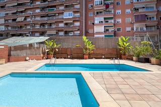 Pis  Travessera de les corts. Pios a reformar , piscina comunitaria , plaza de parquin , zona