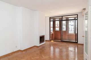 Appartement  Travessera de les corts. Pios a reformar , piscina comunitaria , plaza de parquin , zona