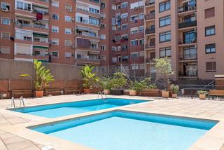 Pis  Travessera de les corts. Pios a reformar , piscina comunitaria , plaza de parquin , zona