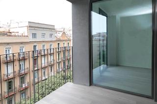 Lloguer Pis  Carrer de rocafort. Vivienda a estrenar de obra nueva , dispone de tres habitaciones