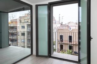 Lloguer Pis  Carrer de rocafort. Vivienda a estrenar de obra nueva , dispone de tres habitaciones