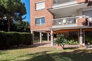 Piso  Carrer dels cavallers. Vivienda en buen estado , piscina comunitaria , terraza , tres p