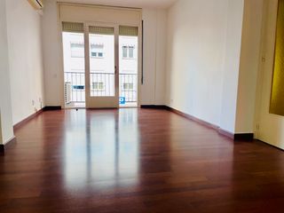 Pis  Carrer de felicià xarau. Piso en buen estado para entrar a vivir , tres habitaciones , ba