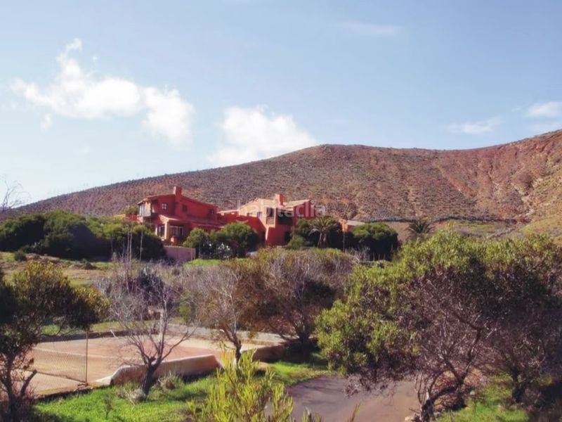 Foto e3cd8118-73e8-4a63-9232-e80db73b134a. Masia amb piscina a Betancuria