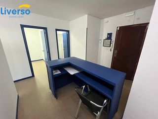 Affitto Ufficio in Reyes Católicos. Entreplanta versátil con potencial para transformarse en viviend