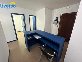 Office space in Reyes Católicos. Entreplanta versátil con potencial para transformarse en viviend