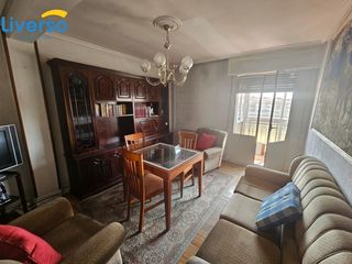 Appartement à Calle de vitoria 178. Piso amplio en gamonal  reformar y rentabilizar por alquiler de