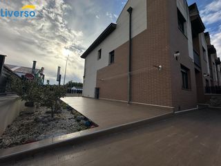 Maison à Briviesca. Vendemos expectacula chalet con merendero, garaje doble, habitac