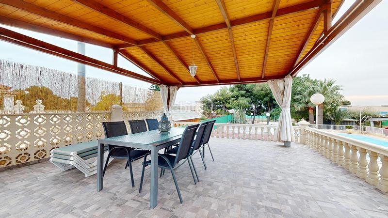 Foto 0e492a6e-032e-4dd8-97c5-b293cab32549. Chalet peña las aguilas chalet con 4 dormitorios, piscina y barbacoa exterior en Elche / Elx