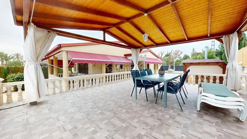 Foto 3062e594-fa7a-42b4-8786-2d0172f9f5bf. Chalet peña las aguilas chalet con 4 dormitorios, piscina y barbacoa exterior en Elche / Elx