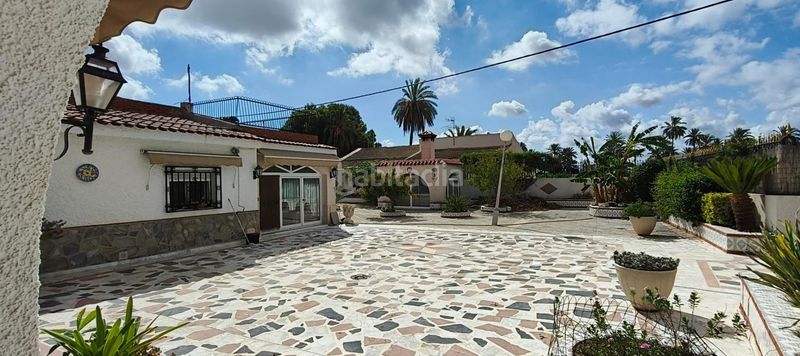 Foto 188f018f-e1d0-4411-9c81-6d978bfe5465. Chalet imponente chalet en la hoya con piscina y amplios jardines en Elche / Elx