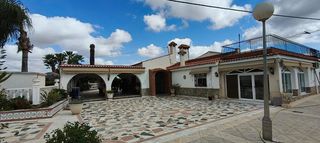 Chalet à La Foia - Daimés - Asprella. Imponente chalet en la hoya con piscina y amplios jardines