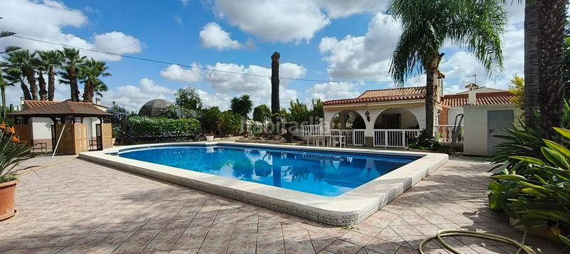 Foto d75936b5-b0ba-4565-afdc-d4a9a4864a8f. Chalet imponente chalet en la hoya con piscina y amplios jardines en Elche / Elx