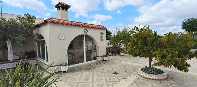 Foto fbff046c-9779-4d0c-af5f-35c79d202325. Chalet imponente chalet en la hoya con piscina y amplios jardines en Elche / Elx