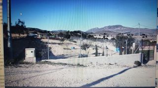 Fondo rustico in Hondón de las Nieves. Parcela con luz y agua con un albergue de 18 metros  porchada de