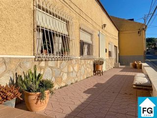 House in Alberca. Casa de pueblo de 4 dormitorios con patio en la alberca
