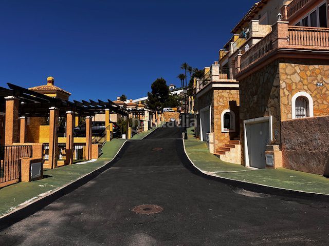 Foto c8e63bd5-a0b7-4f03-832b-42b31a705a68. Casa adossada a loteria a Altea hills Altea