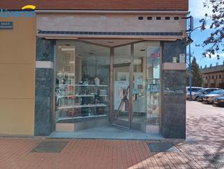 Rent Business premise in Santo Domingo - La Estación. Se alquila local comercial frente a piscinas cubiertas de aranda