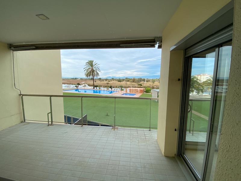 Foto c2c982c2-2fca-4c82-9cb9-f968e5b39134. Apartamento  en zona residencial con piscina y parking. en Roses
