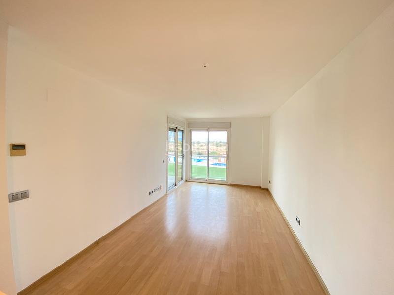 Foto c45725f0-d5b6-4d8f-b26b-2e6041f43b5f. Apartamento  en zona residencial con piscina y parking. en Roses