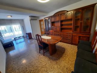 Miete Etagenwohnung in Calle calle isla formentera 35. Amplia vivienda de 107 m2 en malilla, junto al hospital la fe  v