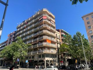 Piso  Carrer dels comtes de bell-lloc. Vivienda al lado de plaça del centre con patio de 30 m2