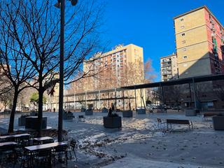 Pis  Plaa d'eduard torroja. Vivienda totalmente exterior en plaza tranquila junto metro de b