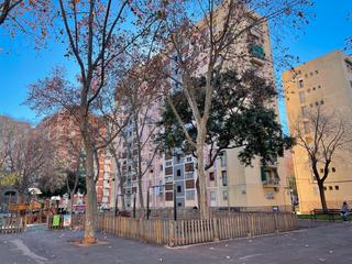 Pis  Plaça d'eduard torroja. Vivienda totalmente exterior en plaza tranquila junto metro de b
