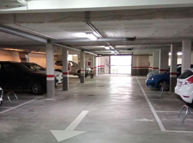 Foto cc9c844c-3a2a-4134-a93f-c725e2bed1db. Autoparkplatz in ausias march 30 in Campello Pueblo Campello (el)