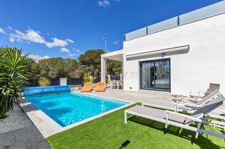 Casa en Calle lentisco, 6, pinar de campoverde, spain. Vive el lujo de la sencillez. chalet independiente en la costa b