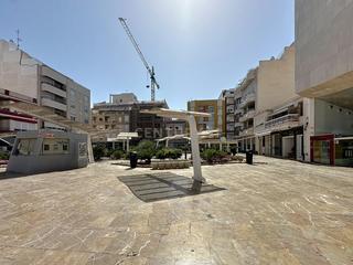 Appartement à Calle patricio perez, 15, torrevieja, spain. Espacioso apartamento con terraza y vistas a la plaza miguel her