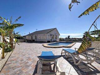 Casa  Avenida angel garcia rogel, 27, torrevieja, spain. Villa con piscina y gran parcela en los balcones