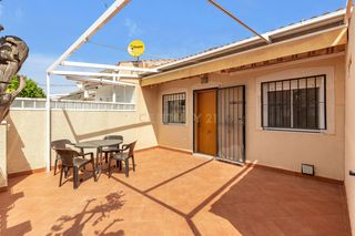 Reihenhaus in Calle del invierno, 21, torrevieja, spain. Adosado de orientación sur con terraza en torreta, torrevieja