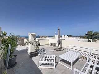 Apartamento en Calle lérida, torrevieja, spain 35. Ático renovado en última planta con solárium privado, vistas 360