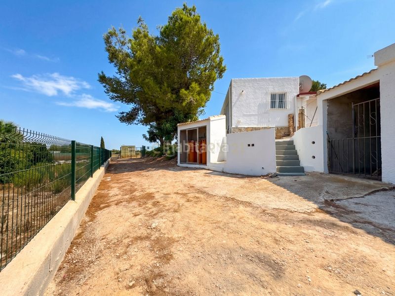 Foto f9e0b5dc-6456-4f3d-ba53-388b384b7c2d. Casa amb aparcament a Benijófar