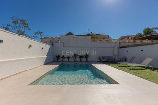 Reihenhaus in Calle venus bal, 14b, torrevieja, spain. Tu casa con piscina y vistas a la laguna rosada en los balcones,